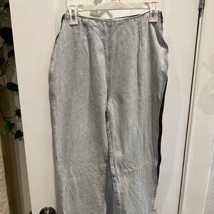 Acid washed denim, high-waisted, double side zipper pants